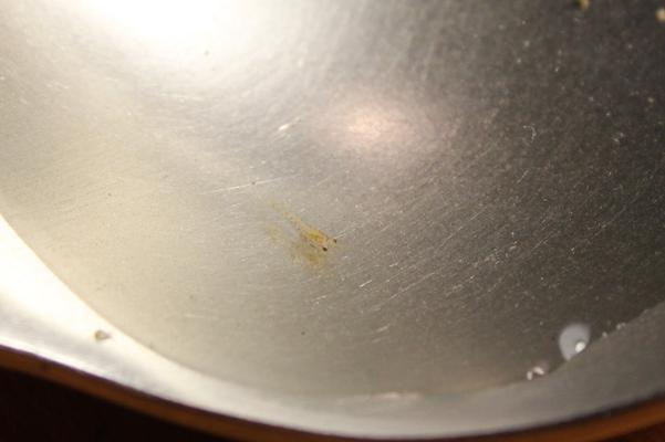 Маленькая креветка неокардина в столовой ложке